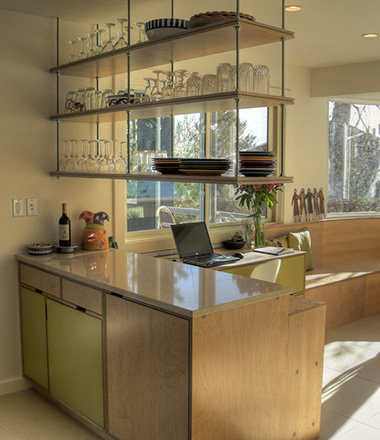 Пример подвесного стеллажа над кухонным столом