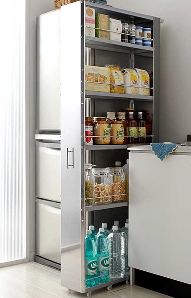 Узкий выдвижной стеллаж на роликах для кухни, расположенный между холодильником и кухонным столом