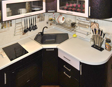 Для освобождения кухонного пространства, помимо углового модуля, можно установить угловые навесные шкафчики или открытые полки