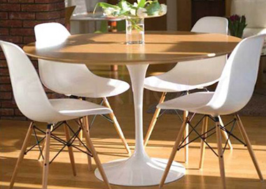 При выборе стульев следует обращать внимание не только на сочетание со столом и кухонным фасадом, но и на прочность изделий, поскольку в процессе эксплуатации они подвергаются большой нагрузке