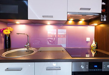 При помощи умелого расположения источников света в помещении можно создать уютную и домашнюю атмосферу. Выбранный тип светильника способен изменить дизайн кухни.