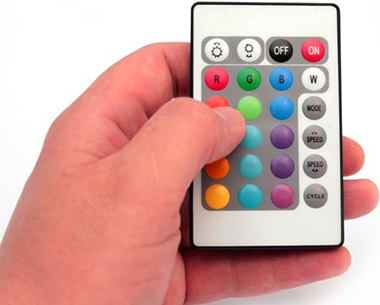 Многоцветная лента, используемая для декоративной подсветки, может изменять цвет по сигналам управляемого человеком контроллера