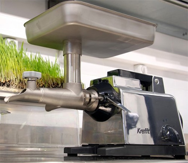 УКМ Krefft комплектуются такими устройствами, как механизм для отжимания соков, насадка для производства хлопьев, мельница для зерновых и бобовых культур