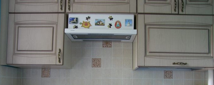 Вытяжка, установленная под шкафчик, выглядит очень аккуратно и прекрасно вписывается в дизайн кухни