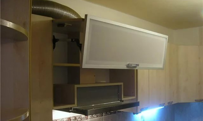 Вытяжка встроена в специальный шкаф. В этом случае заранее было подготовлено место под вытяжку и вентиляционную трубу в кухонном модуле.
