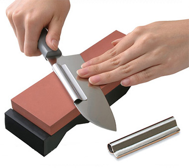 Заточка кухонного ножа точильным камнем – длительный, но эффективный процесс