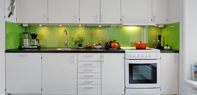 При желании привнести в кухонный интерьер лишь небольшую нотку зелени, например с помощью фартука