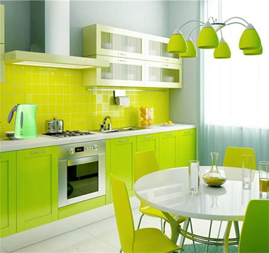 Лучше всего зеленый кухонный гарнитур сочетается с белоснежными обоями