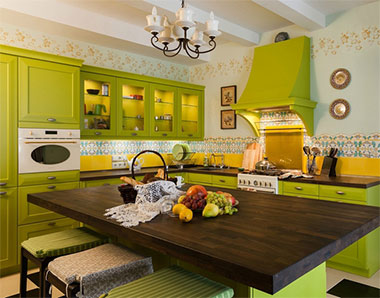 Элементы янтарного цвета добавят кухонному гарнитуру энергетической насыщенности и жизнерадостности
