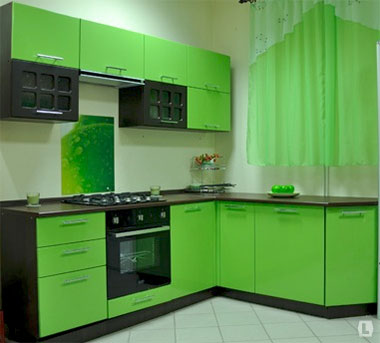Зеленый кухонный гарнитур подойдет для тех, кому по душе правильный образ жизни и внутренняя гармония