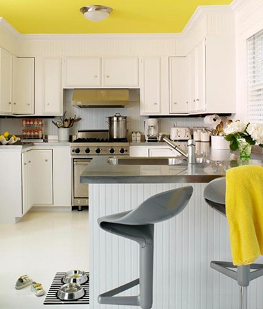 Белая кухня с желтым потолком является оригинальным дизайнерским ходом